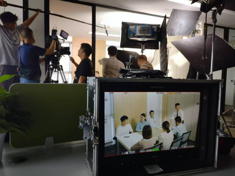 库车县TVC拍摄公司：科技产品视觉化大师，诠释未来感与功能美学